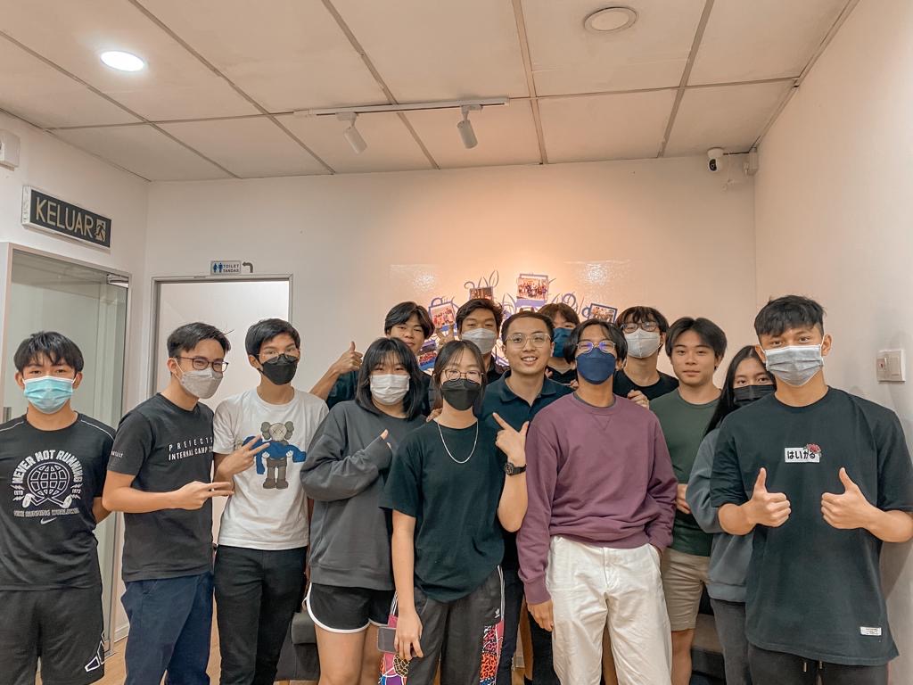 IGCSE Physics / A Level Physics students enjoying a group with Mr Ivan Soh at VBest