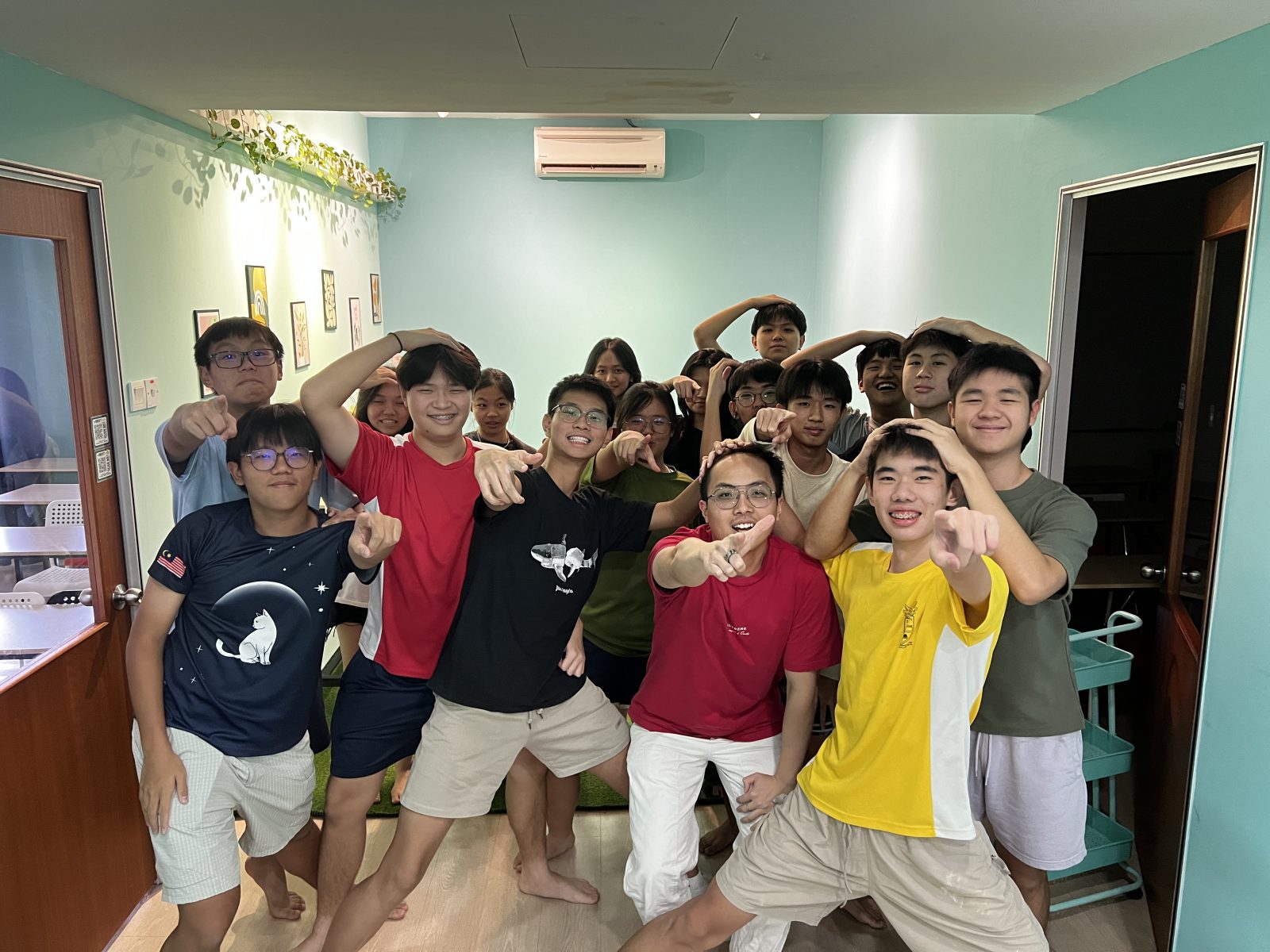 IGCSE Physics / A Level Physics students enjoying a group with Mr Ivan Soh at VBest