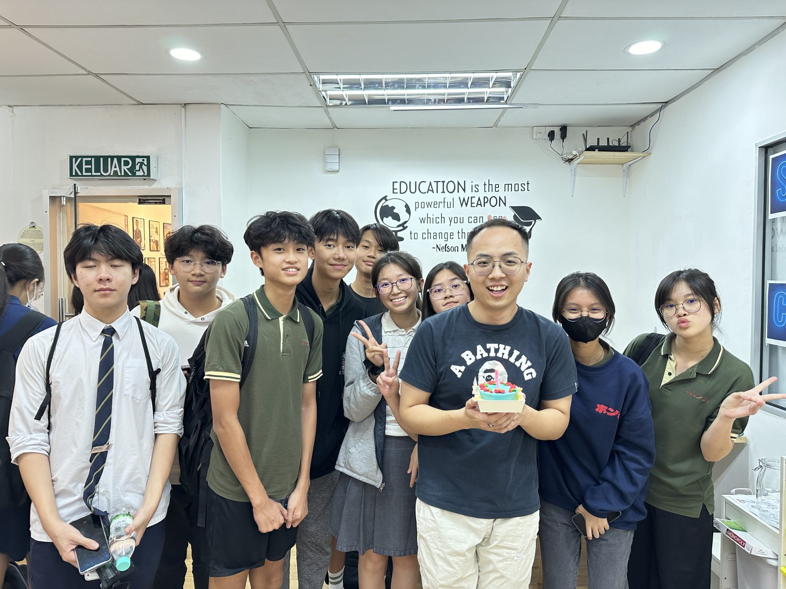 IGCSE Physics / A Level Physics students enjoying a group with Mr Ivan Soh at VBest