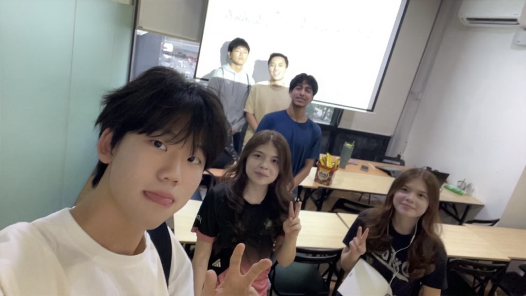 IGCSE Physics / A Level Physics students enjoying a group with Mr Ivan Soh at VBest